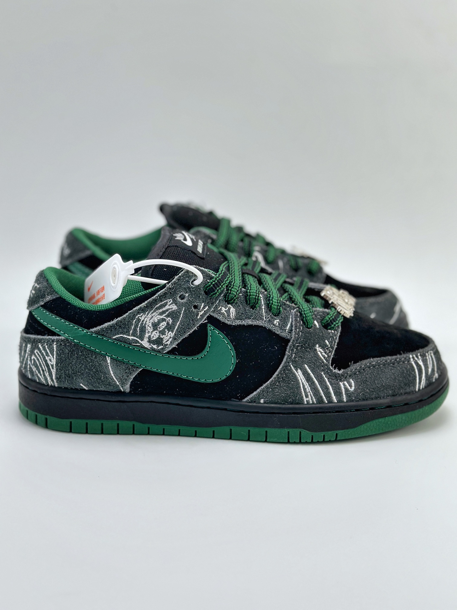 (75% -80% ARR)  Nike SB Dunk Low There Skateboards HF7743-001