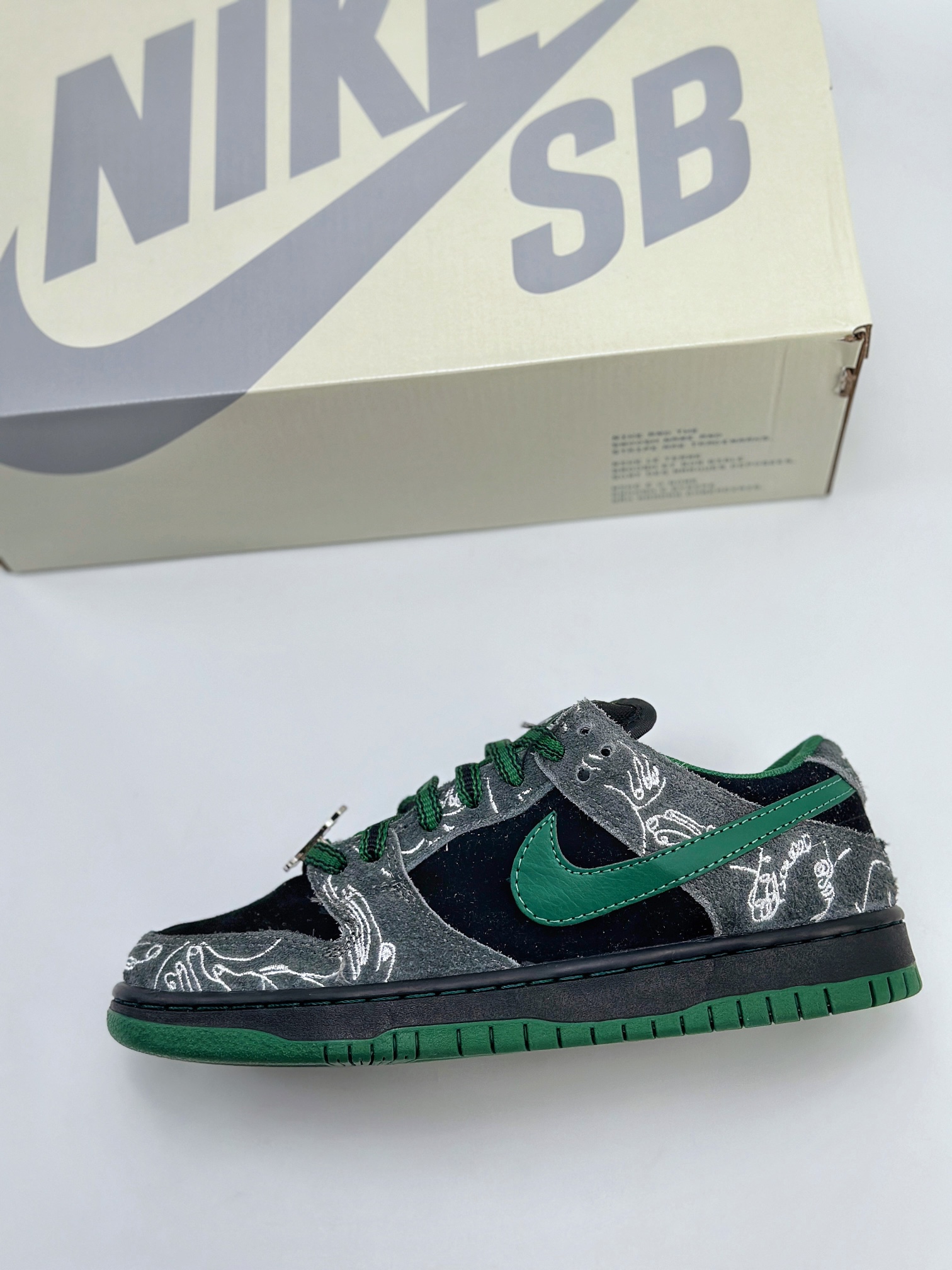 (75% -80% ARR)  Nike SB Dunk Low There Skateboards HF7743-001