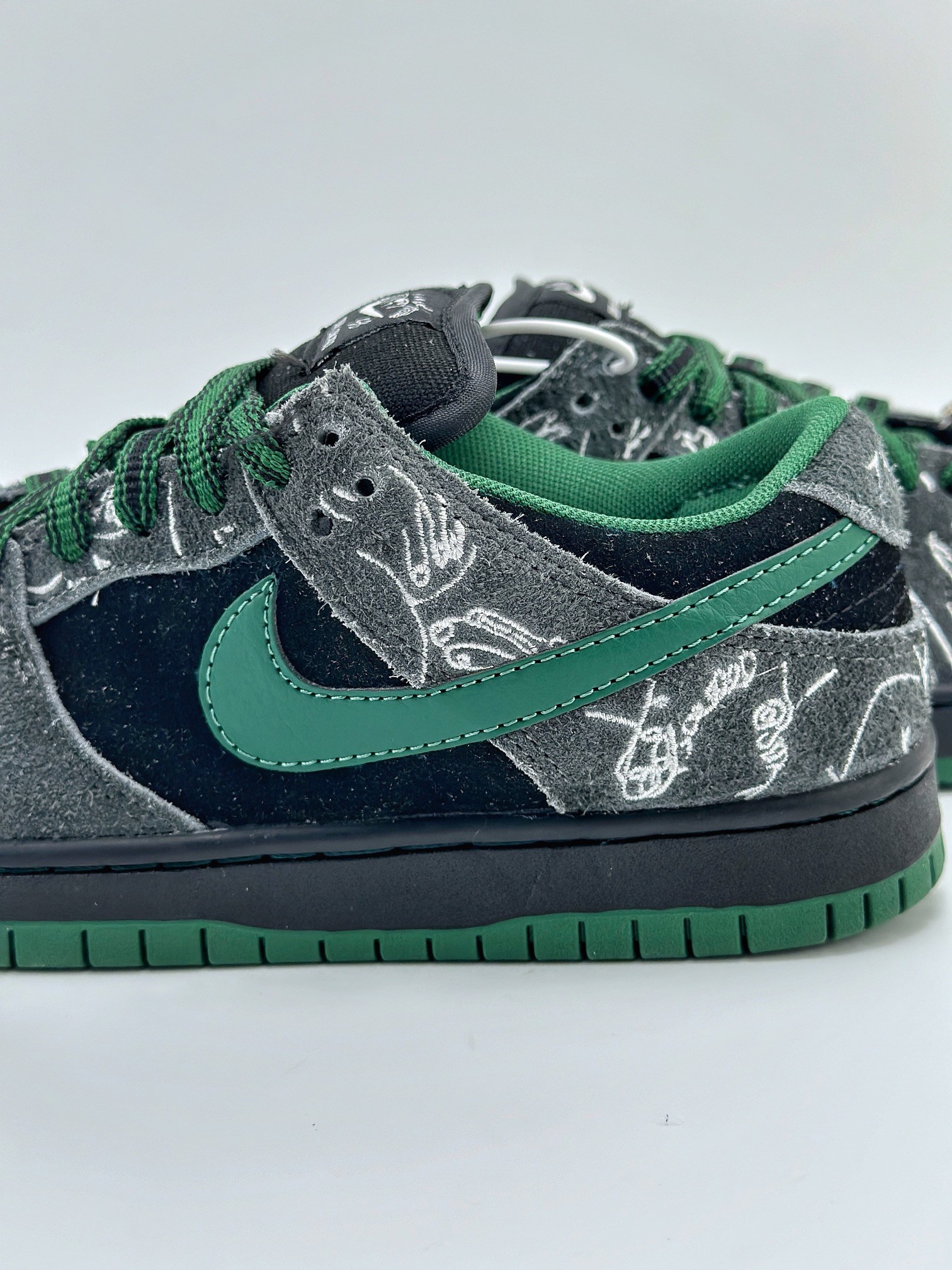 (75% -80% ARR)  Nike SB Dunk Low There Skateboards HF7743-001