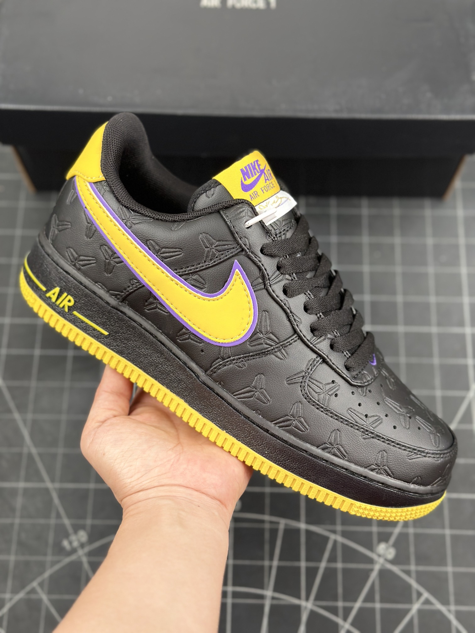 (70%-75% ARR) Nike Air Force 1 Low Kobe Bryant Lakers Away (Numbered Edition of 8000) HV5122-001