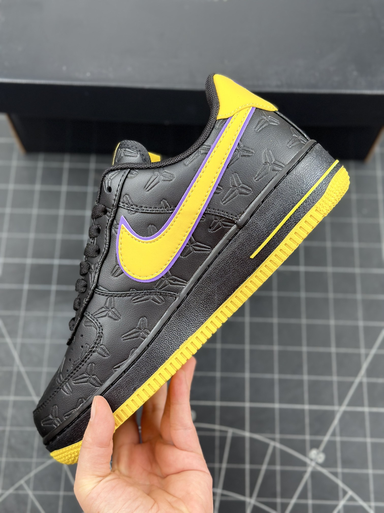 (70%-75% ARR) Nike Air Force 1 Low Kobe Bryant Lakers Away (Numbered Edition of 8000) HV5122-001