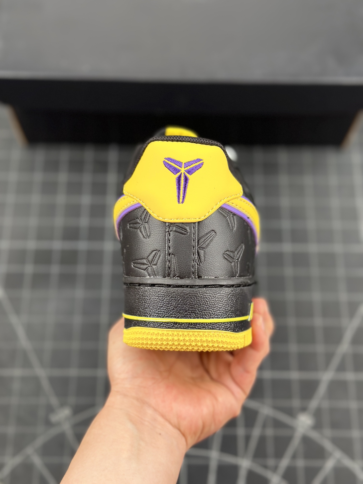 (70%-75% ARR) Nike Air Force 1 Low Kobe Bryant Lakers Away (Numbered Edition of 8000) HV5122-001