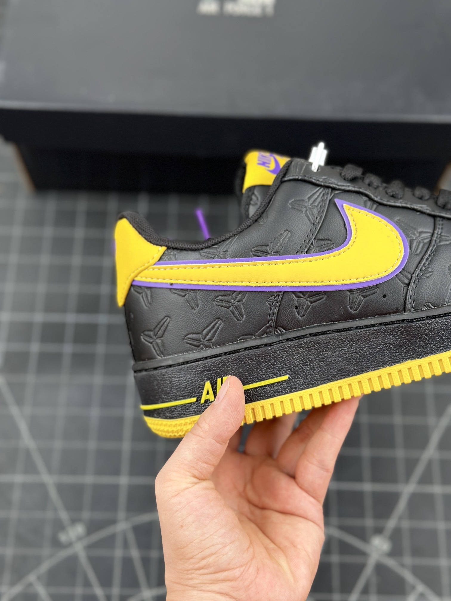 (70%-75% ARR) Nike Air Force 1 Low Kobe Bryant Lakers Away (Numbered Edition of 8000) HV5122-001